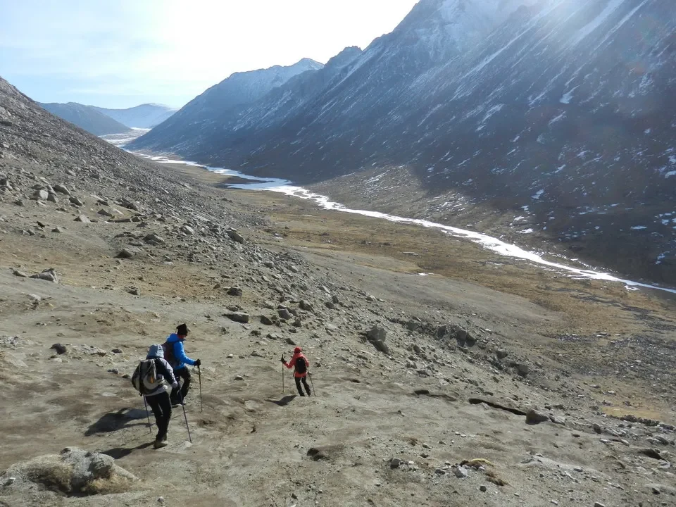 Escursioni in alta quota verso il Monte Kailash e il Tibet con paesaggi montani.