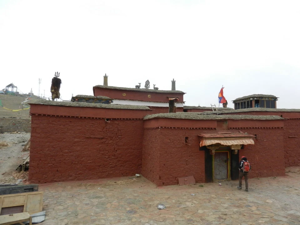 Muro rosso di un monastero tibetano vicino al Kailash.