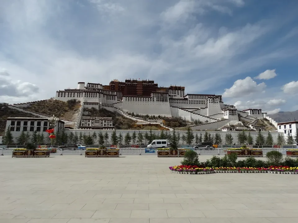 Il palazzo del Potala a Lhasa con le montagne circostanti.