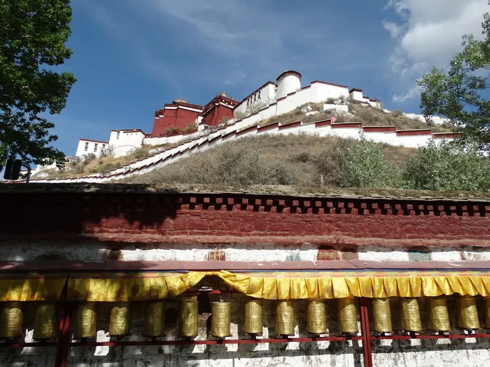 Il palazzo del Potala a Lhasa, Tibet, si staglia contro il cielo.