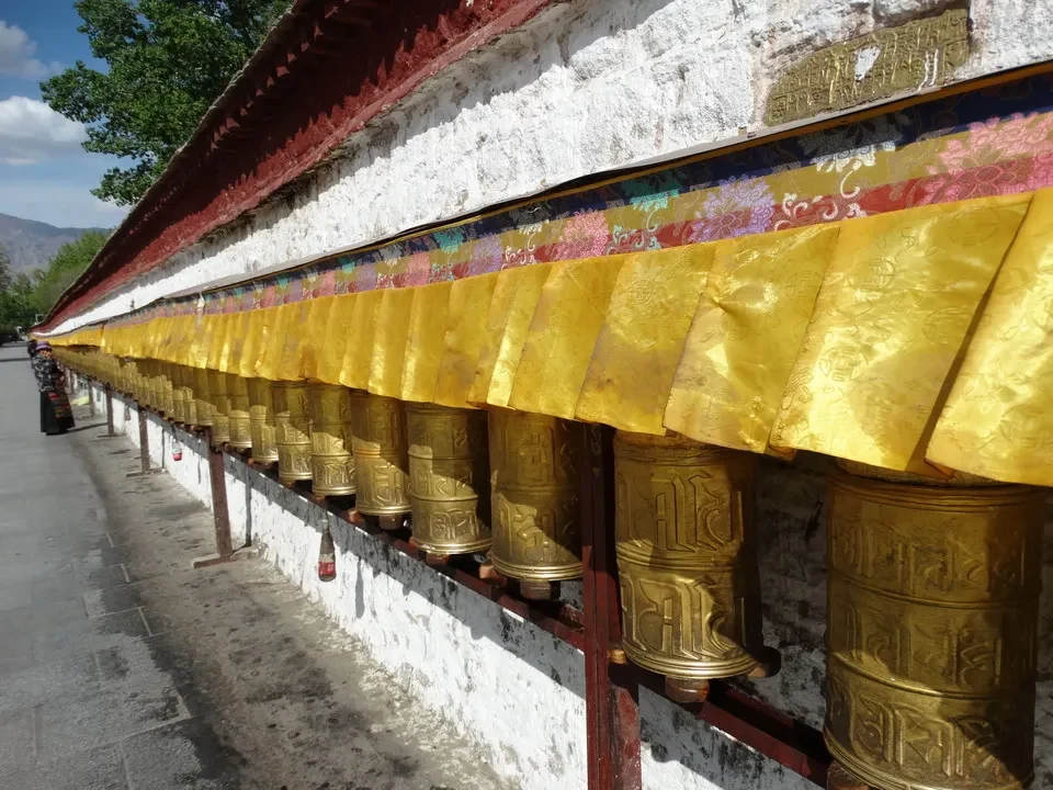 Il palazzo del Potala a Lhasa mostra una lunga fila di decorazioni dorate lungo la parete bianca.