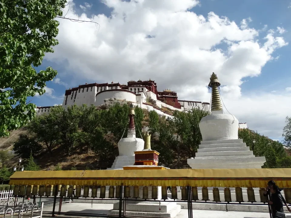 Il palazzo del Potala a Lhasa offre una vista panoramica con montagne sullo sfondo.