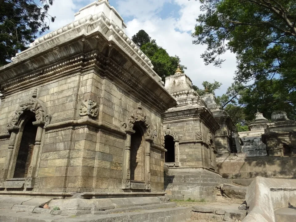 Architettura in pietra di un tempio tibetano vicino al Kailash.