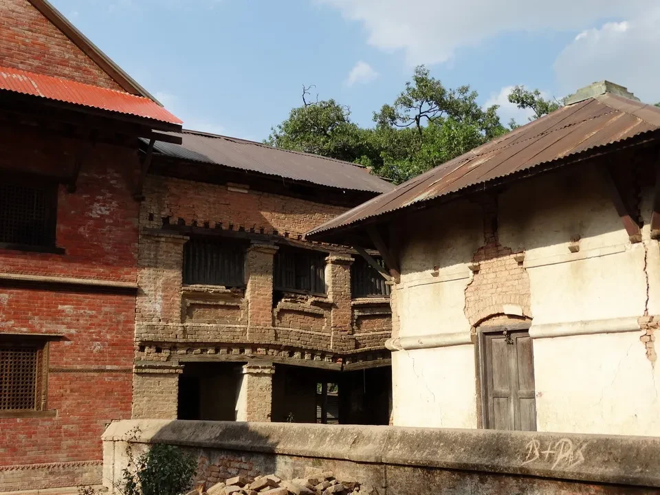 Architettura tradizionale in mattoni di Kathmandu con un tetto in lamiera.