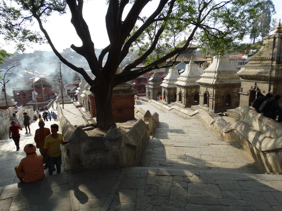 Vista di un percorso sacro con edifici religiosi in Tibet e Kathmandu.