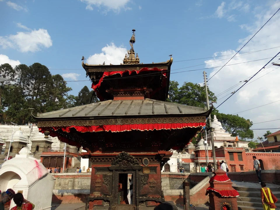 Un tempio buddista colorato con tetto rosso domina il paesaggio di Kathmandu.