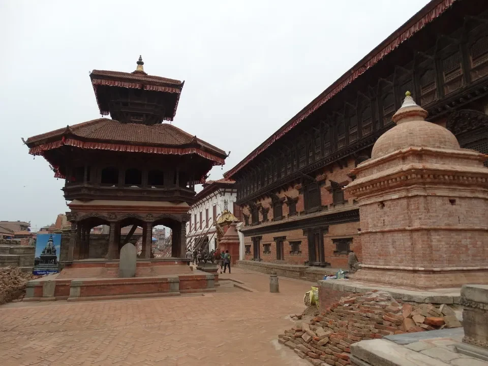 Vista di un complesso architettonico tradizionale in stile tibetano con tetti a pagoda.