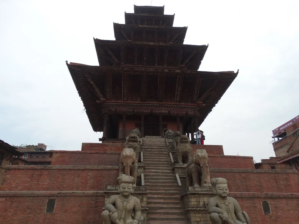 Il tempio di Bhaktapur si erge sopra una scalinata in mattoni rossi.