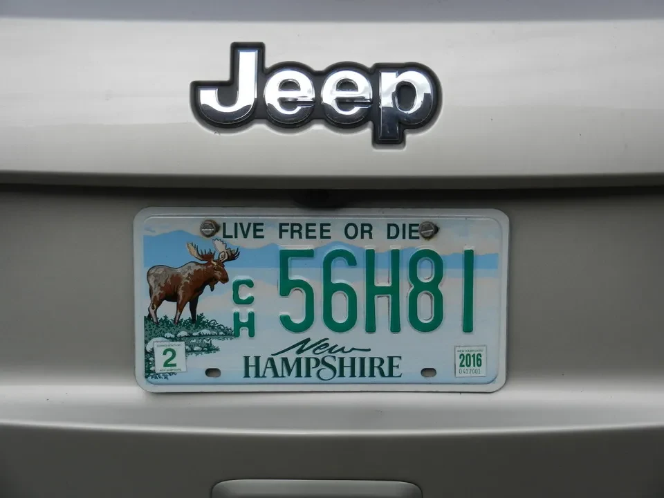 Una targa del veicolo Jeep con la scritta "LIVE FREE OR DIE" e il numero di targa 56H81.