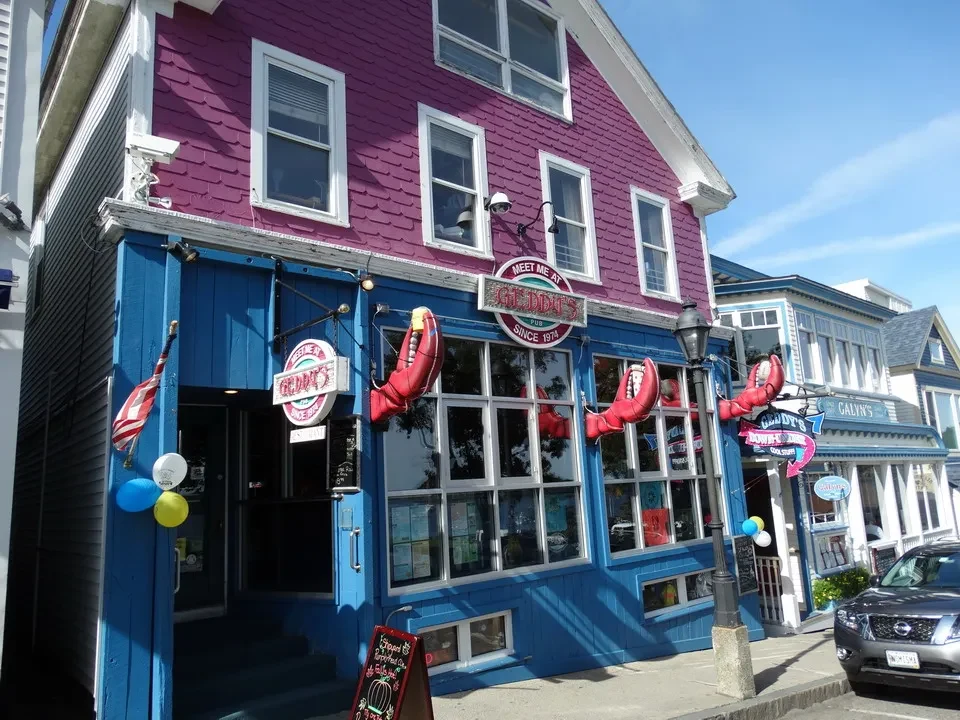 Una facciata colorata di un edificio in stile New England con insegne luminose.