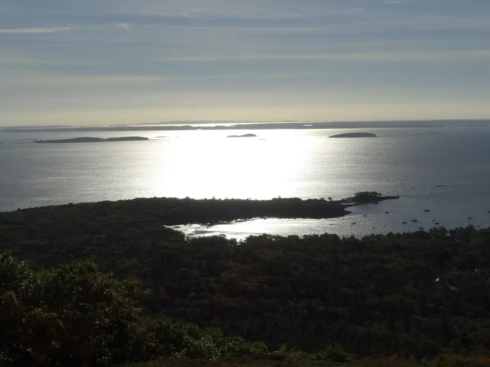 Paesaggio marino con isole illuminate dal sole in una giornata luminosa.