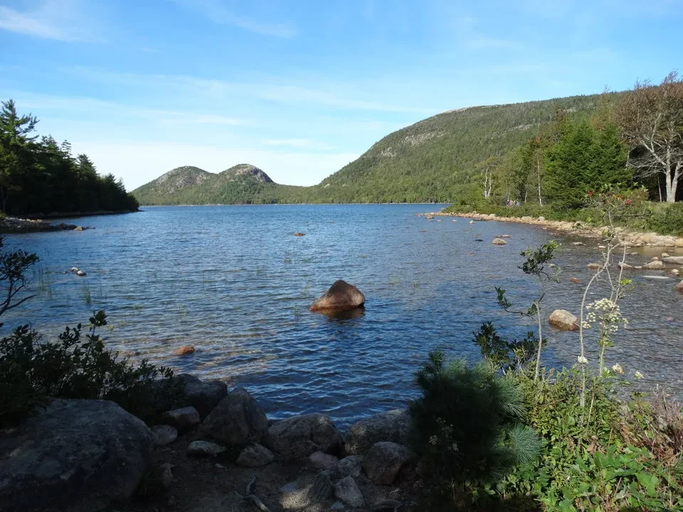 Un lago tranquillo circondato da colline boscose in Nuova Inghilterra.