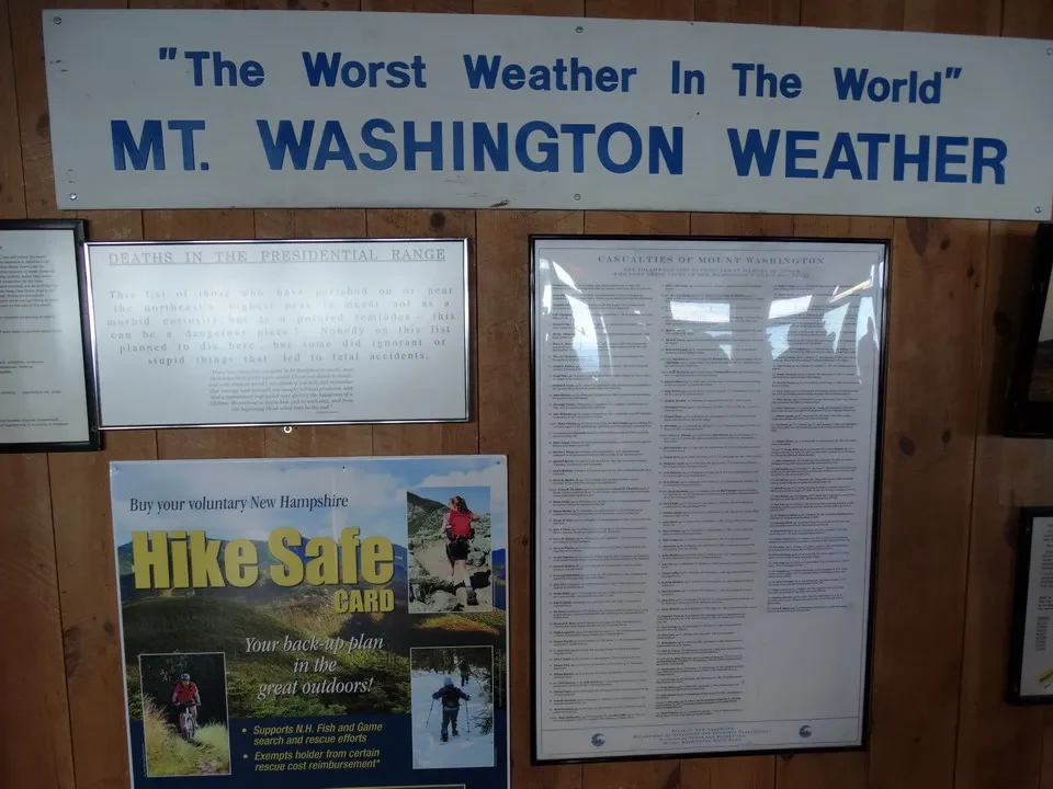 Panorama del Monte Washington con pannelli informativi sulla meteorologia.