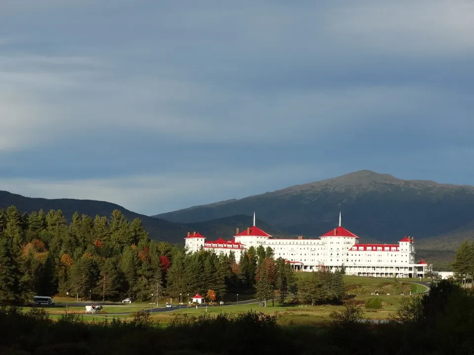 Vista panoramica di un grande edificio storico su una collina in New England.