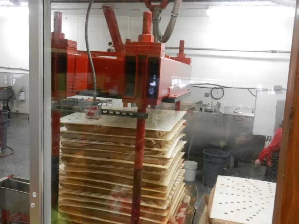Processo di lavorazione del legno all'interno di un impianto artigianale.