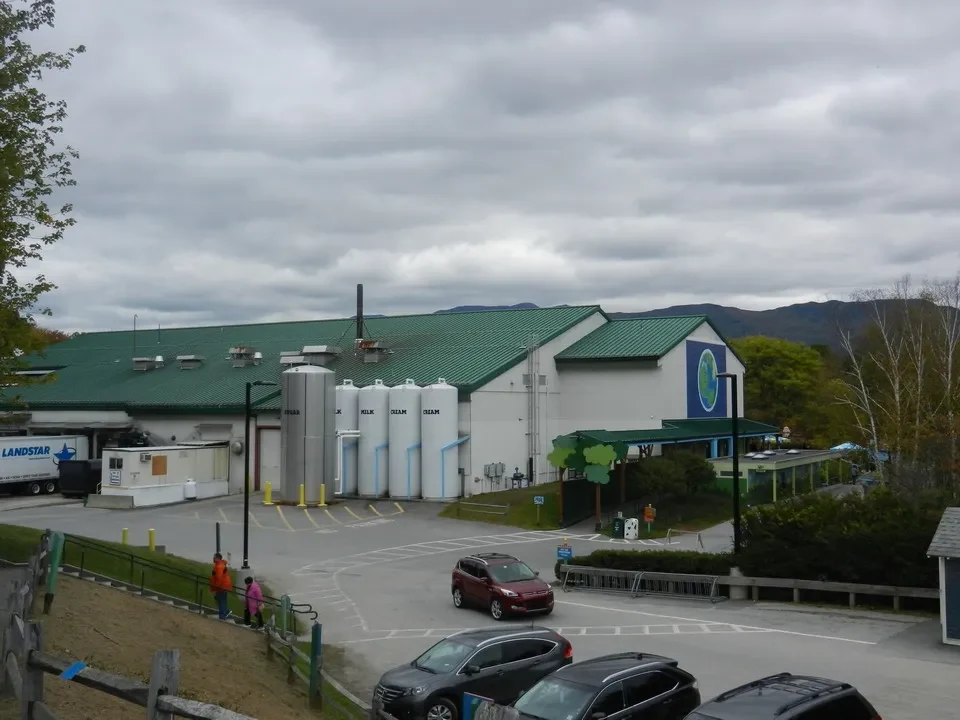 Una fabbrica di gelati in un contesto rurale del New England.