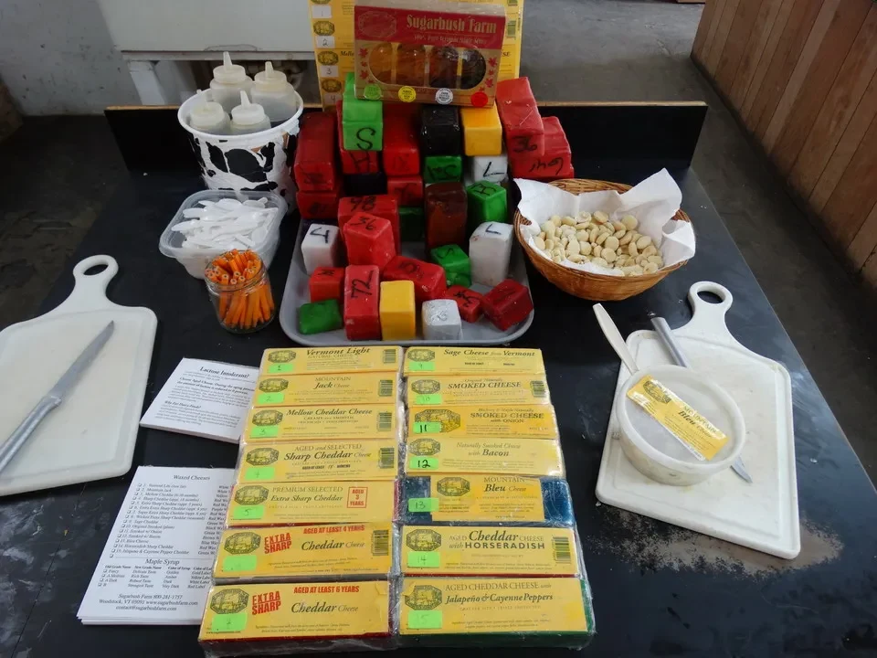 Una galleria di foto mostra una varietà di formaggi e ingredienti alimentari disposti su una superficie scura.