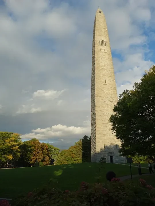 Il monumento di Bennington-Battle si erge sopra un prato verde sotto un cielo nuvoloso.
