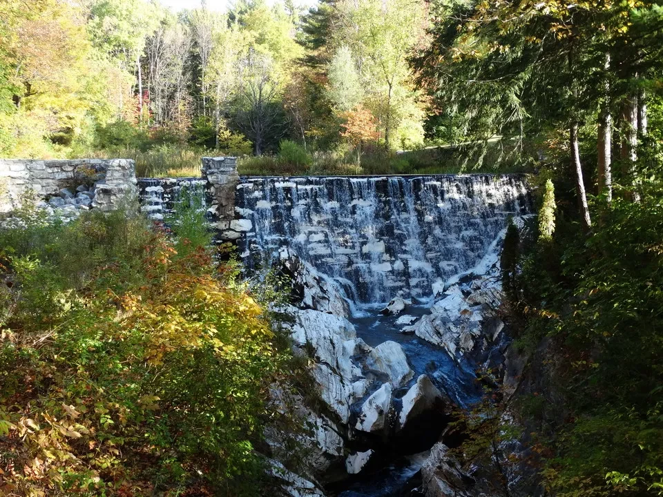 Una cascata naturale scorre attraverso una gola rocciosa nel Parco Statale Natural Bridge.