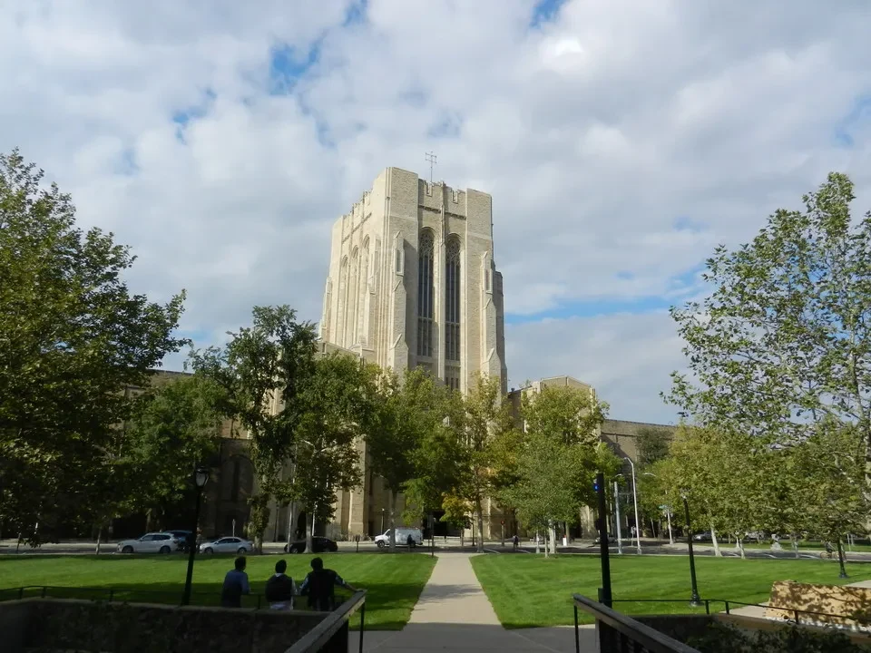 Vista esterna della Yale University Church in un contesto verdeggiante del New England.