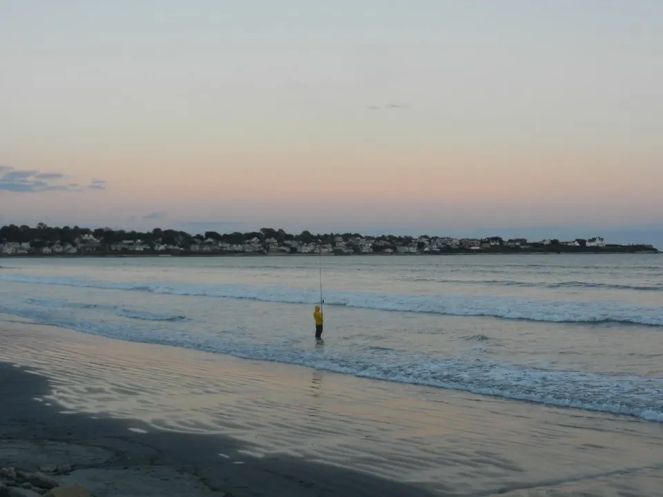 Una passeggiata lungo la spiaggia al tramonto in una località della New England.