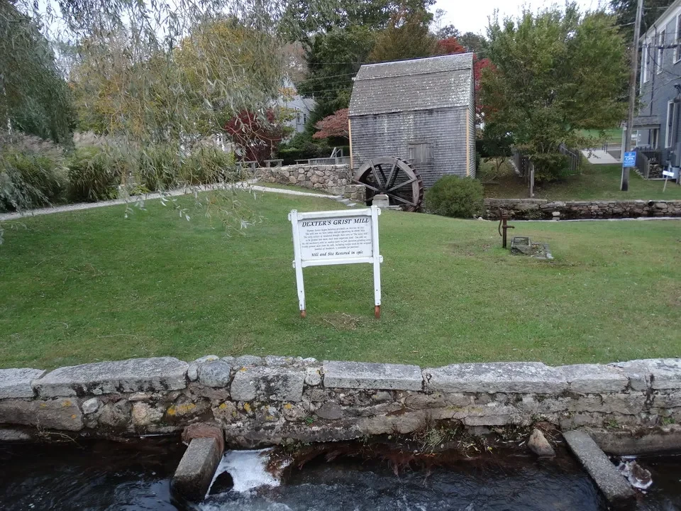 Vista del mulino e del fiume in una zona rurale della Nuova Inghilterra.