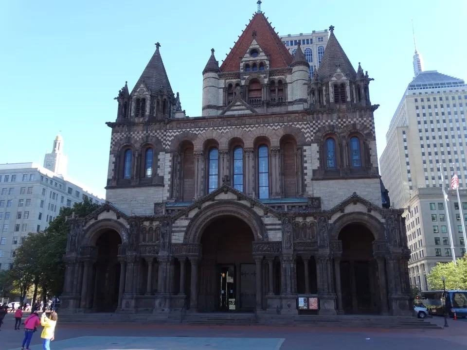 Facciata della Trinity Church a Boston con dettagli architettonici storici.