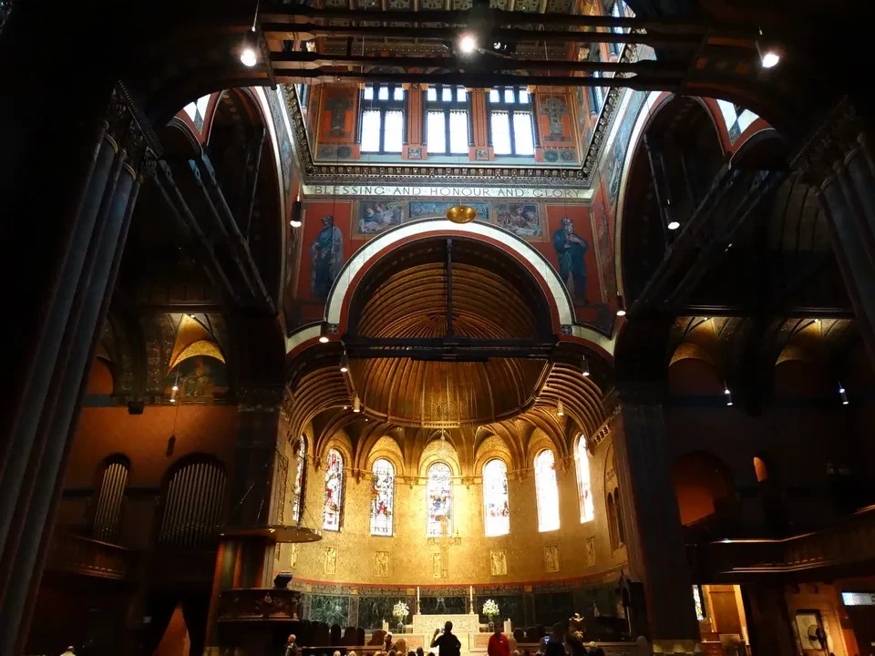 Interno della Trinity Church a Boston con le sue volte e finestre illuminate.