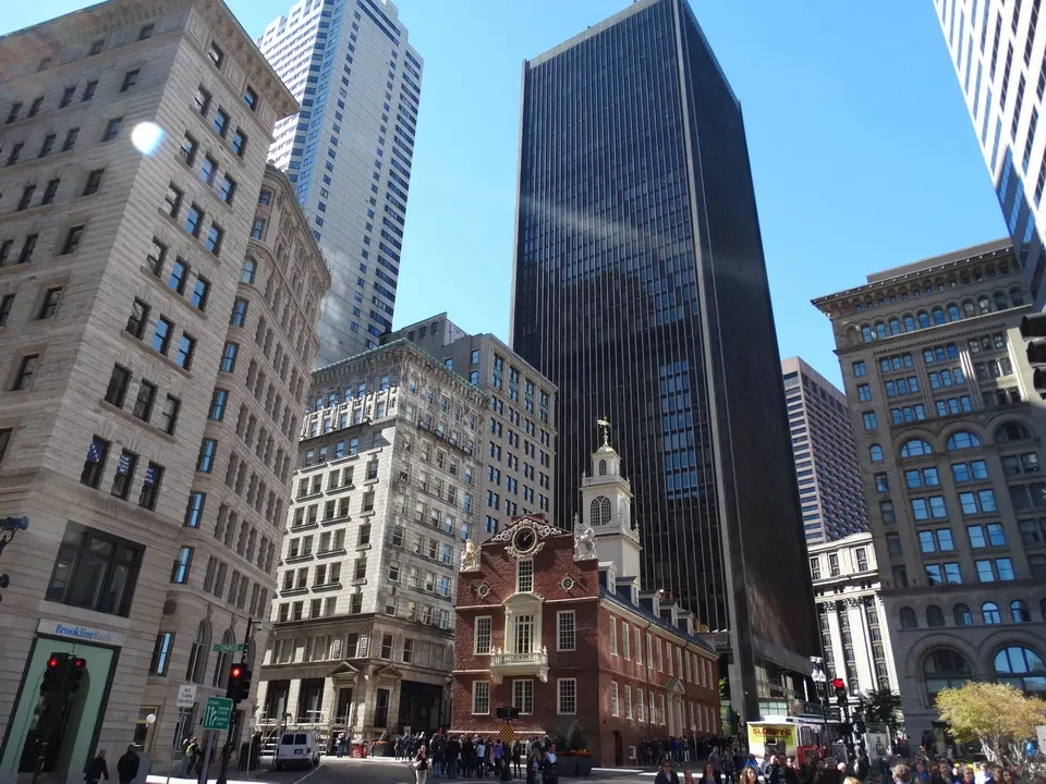 La facciata dell'Old State House di Boston è visibile tra edifici alti in New England.