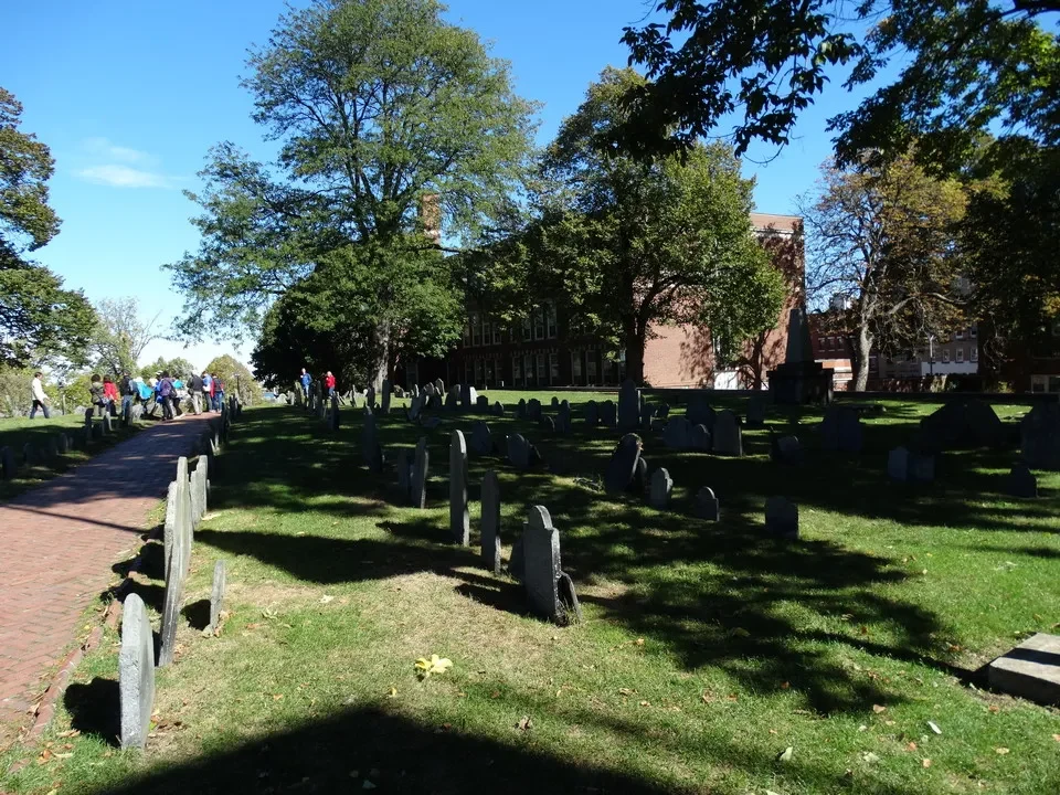 Cimitero storico di Boston con tombe e alberi in primo piano.