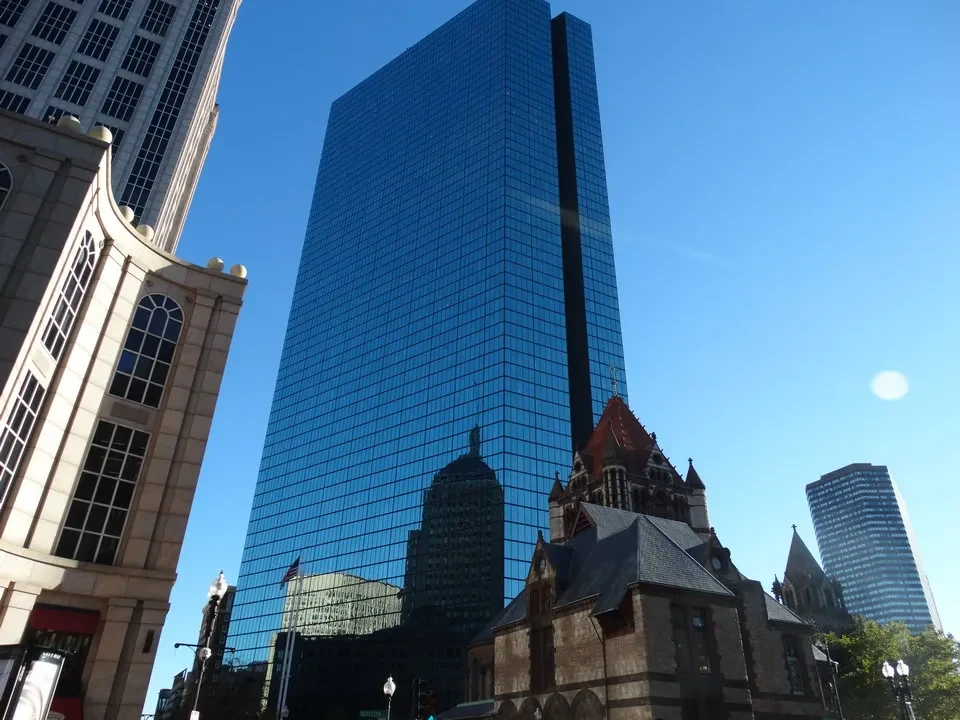 Vista di un edificio moderno e storico in una città della New England.