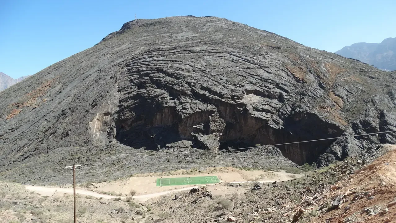 Paesaggio roccioso e arido nel Wadi Bani Awf in Oman.