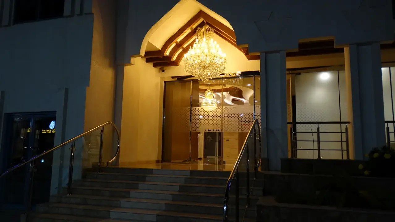 Ingresso elegante di un edificio con dettagli architettonici luminosi.