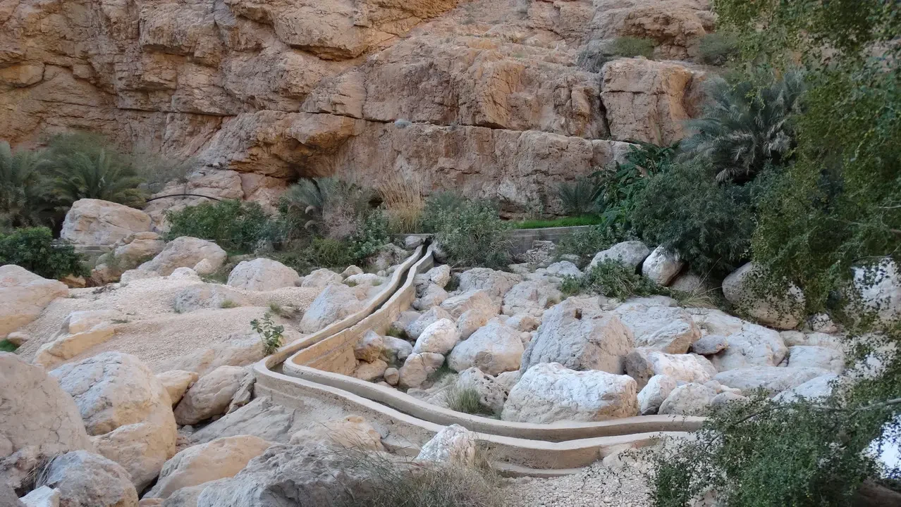 Un sentiero sinuoso serpeggia attraverso un paesaggio roccioso e arido.