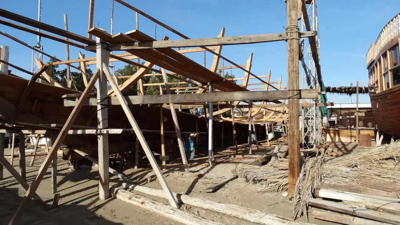 Strutture di legno per una barca in costruzione in un cantiere.