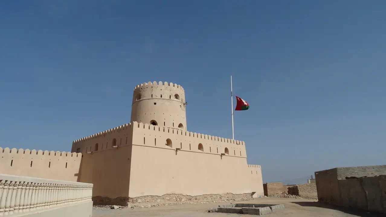Castello di Ras al Hadd in Oman con bandiera sventolante.