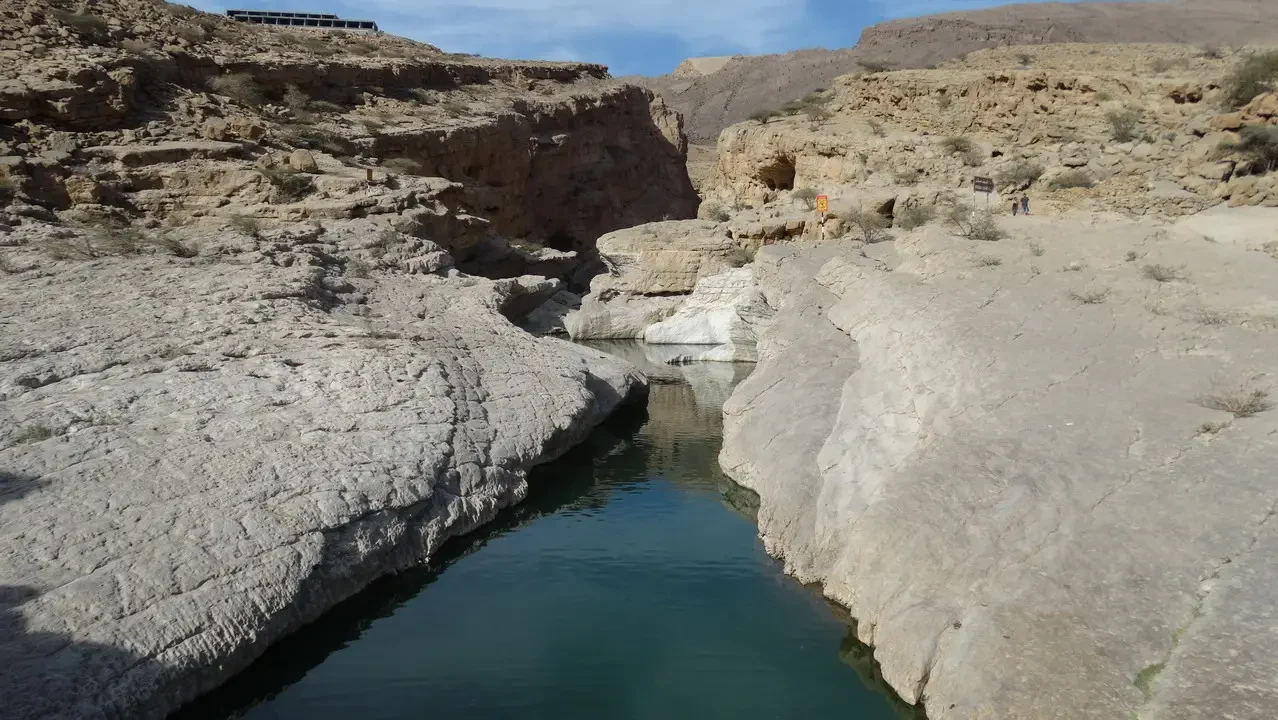 Un fiume scorre attraverso un canyon roccioso in Oman.