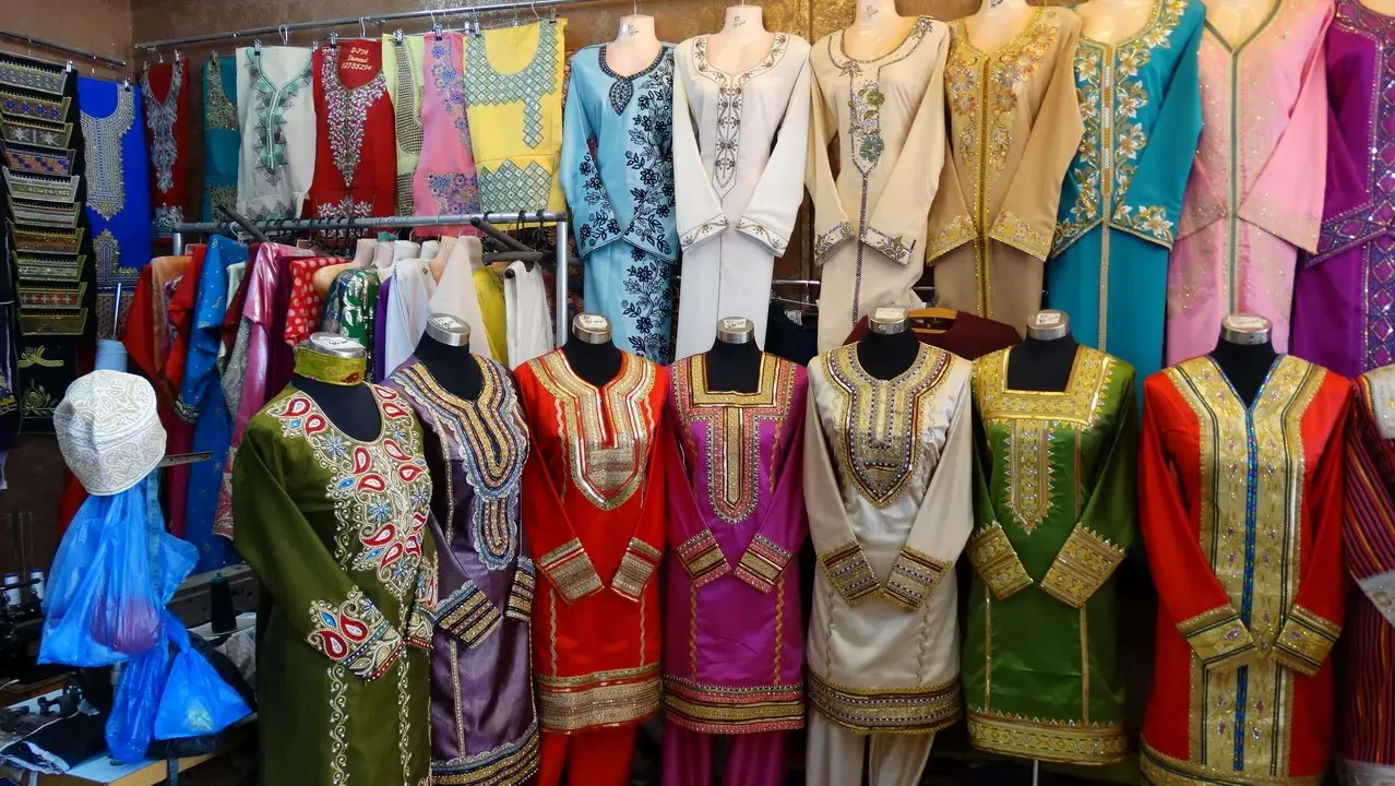 Una galleria di abiti tradizionali omanesi ed emiratisi esposti in un negozio.