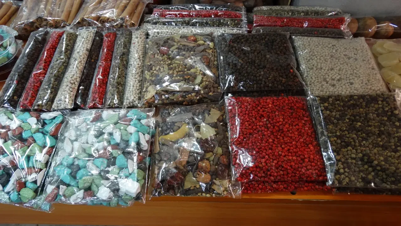Esposizione di varie spezie e legumi su un tavolo.
