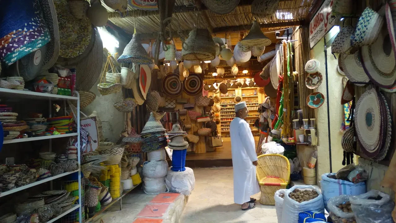 Mercato artigianale con cappelli tradizionali in Oman o Emirati Arabi Uniti.
