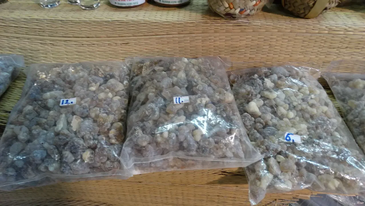 Una galleria di foto mostra prodotti alimentari esposti su una stuoia intrecciata.