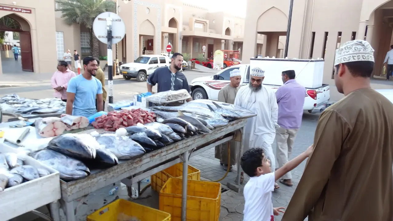 Mercato di pesce e carne all'aperto in una strada tradizionale dell'Oman.