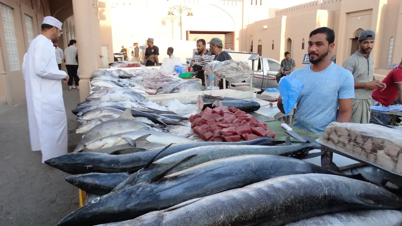 Pesci freschi sono esposti in un mercato tradizionale.