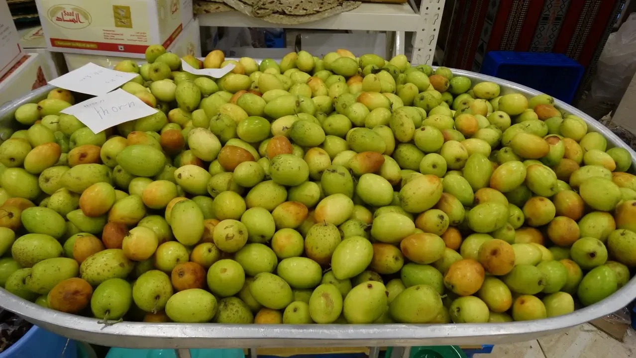 Aiuper una bancarella mostra una grande quantità di mele fresche su un tavolo all'aperto.