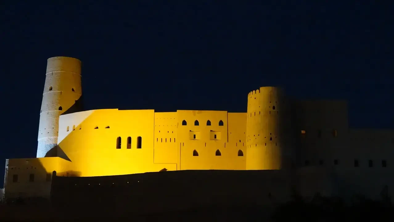 Fortezza storica illuminata di notte con tonalità dorate. Fortezza storica illuminata di notte con tonalità dorate.