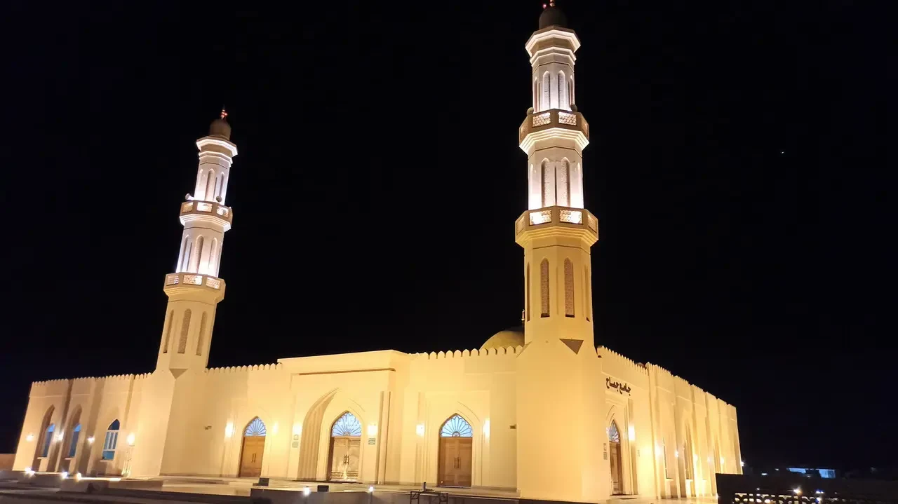 Vista notturna della moschea di Bahla in Oman.