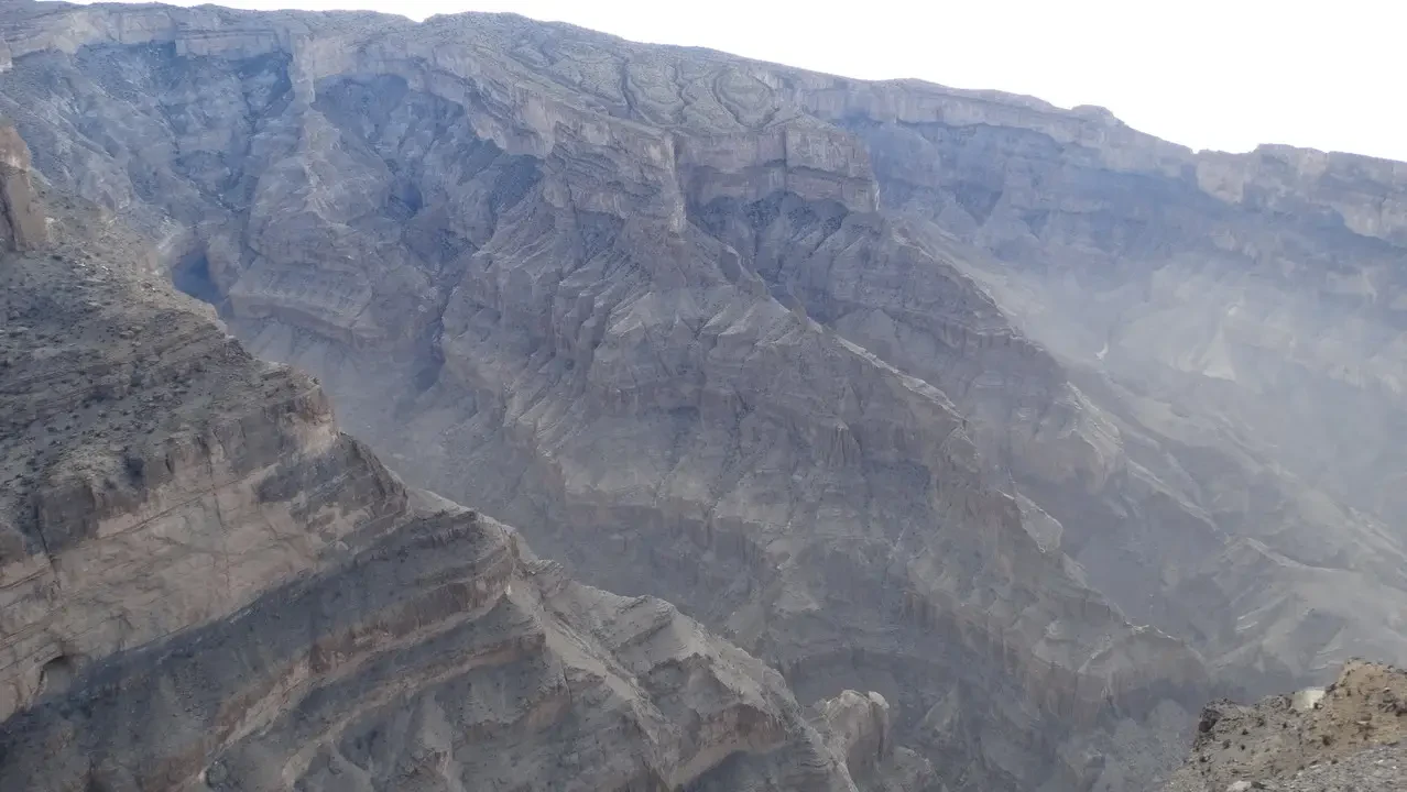 Paesaggio montuoso e roccioso in Oman o Emirati Arabi Uniti.