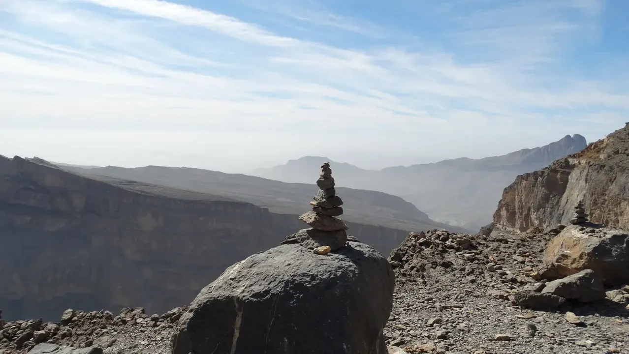 Paesaggio montuoso con formazioni rocciose nel deserto dell'Oman e degli Emirati Arabi Uniti. Paesaggio montuoso con formazioni rocciose nel deserto dell'Oman e degli Emirati Arabi Uniti.