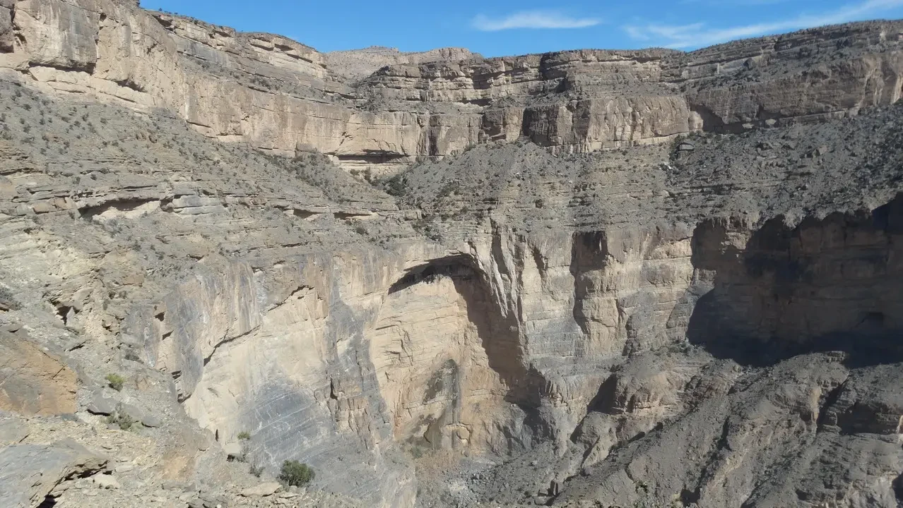 Paesaggio roccioso e arido del Jebel Shams in Oman.