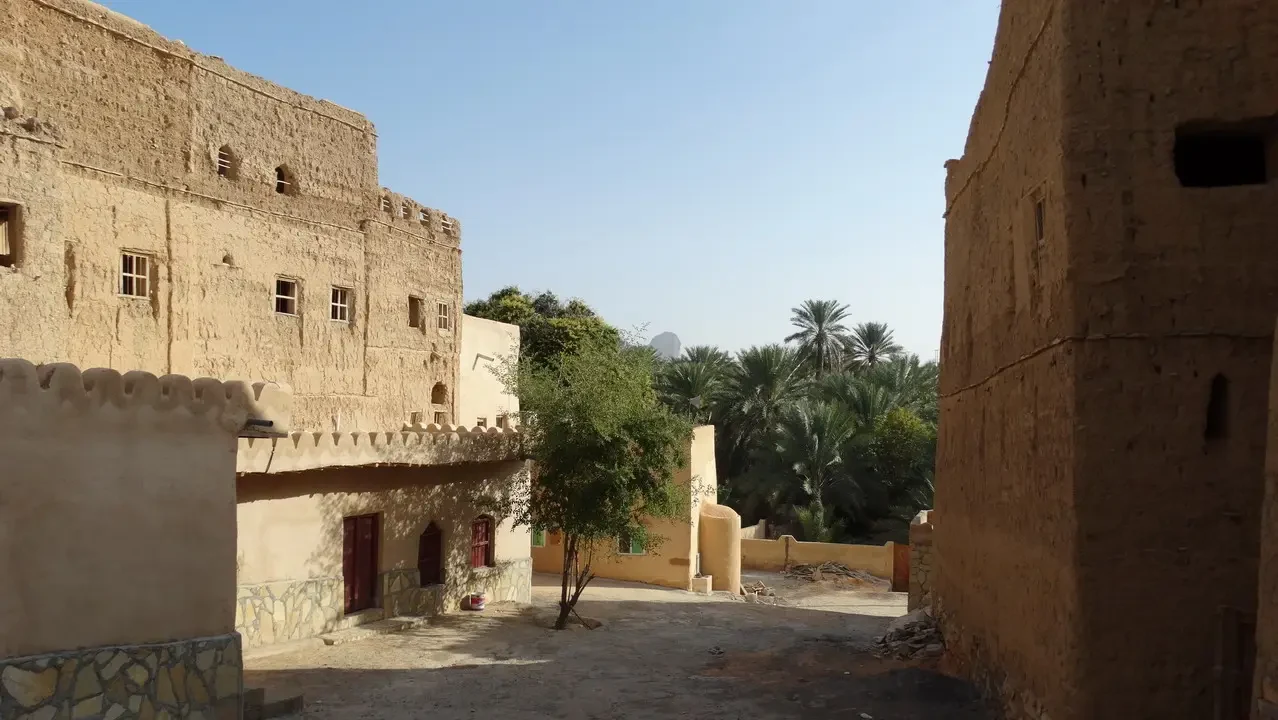 Architettura tradizionale in terra di un ambiente arido del deserto omanita o emiratino.